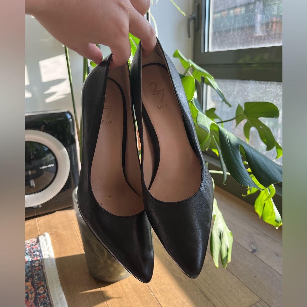 27 Edit classic black leather pumps